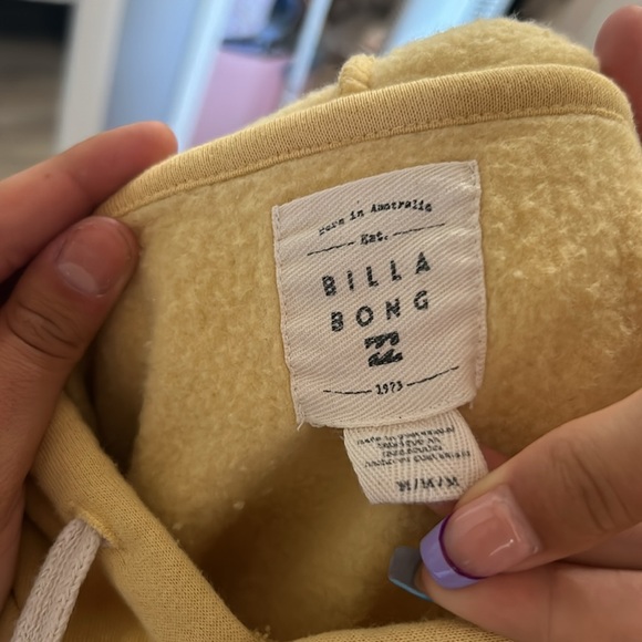 yellow women’s medium billabong sweatshirt!! - Picture 3 of 3